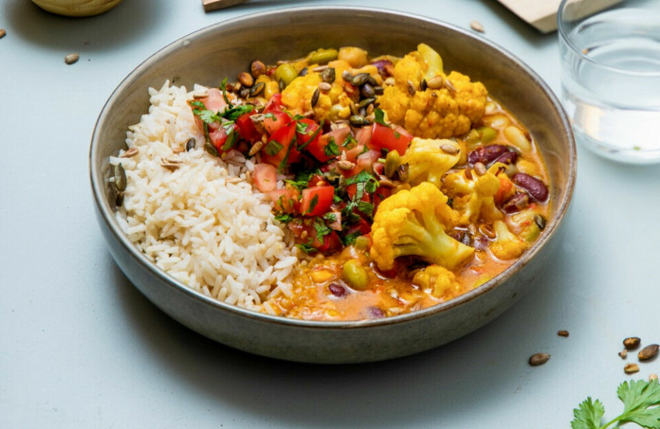 Indisk blomkålcurry med bønner og ris toppet med  tomat- og koriandersalat. Dette er  en vegetarrett som både metter og smaker!