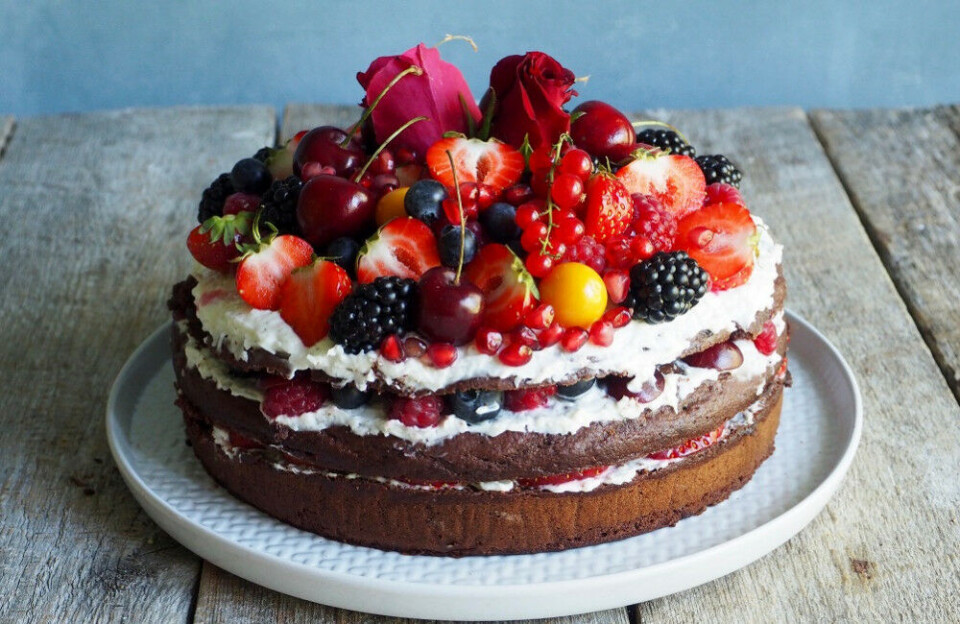 FESTKAKE: Mat på bordet. En fargerik og flott lagkake hvor vi har byttet ut sukker med banan og yoghurt. Foto: Mat på bordet. FESTKAKE: Mat på bordet. En fargerik og flott lagkake hvor vi har byttet ut sukker med banan og yoghurt. Foto: Mat på bordet.
