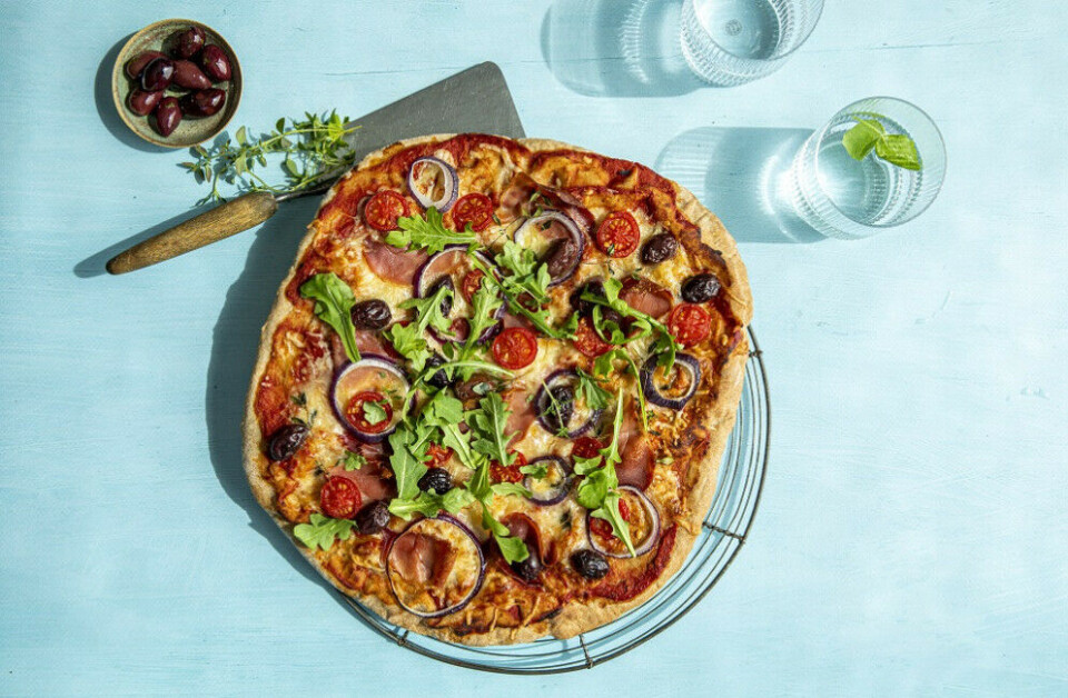 ROEDE-PIZZA: Grønnsaksandel 46%, 8,6 g fiber og 440 kcal per porsjon. ROEDE-PIZZA: Grønnsaksandel 46%, 8,6 g fiber og 440 kcal per porsjon.