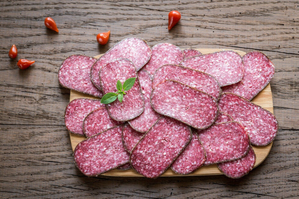 Bearbeidet kjøtt = kjøtt som er saltet, røkt eller tilsatt nitritt, for eksempel bacon, pølser, spekeskinke, salami eller kjøttdeig som er tilsatt salt. Bearbeidet kjøtt = kjøtt som er saltet, røkt eller tilsatt nitritt, for eksempel bacon, pølser, spekeskinke, salami eller kjøttdeig som er tilsatt salt.