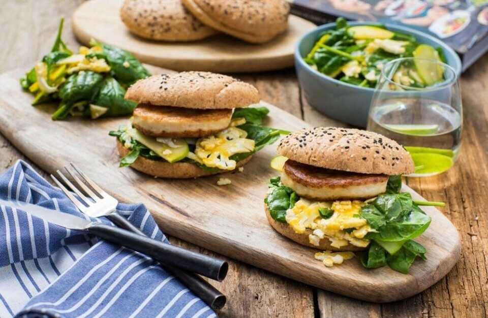 Så enkelt lager du burger av fisken!