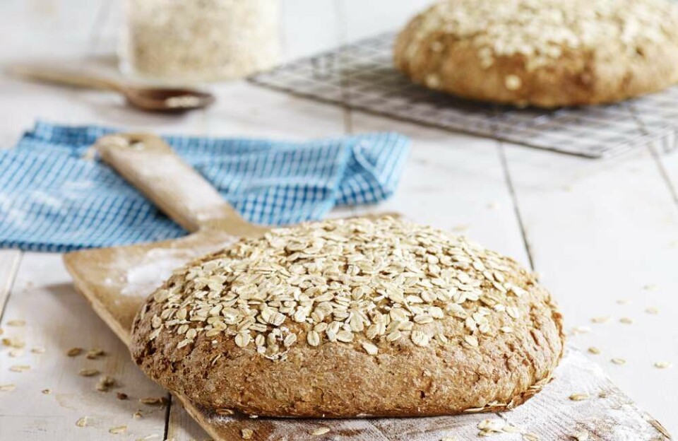 FOR MYE SALT: Nordmenn inntar dobbelt så mye salt som det som er anbefalt. Mye av saltet kommer fra brødet vi spiser. FOR MYE SALT: Nordmenn inntar dobbelt så mye salt som det som er anbefalt. Mye av saltet kommer fra brødet vi spiser.