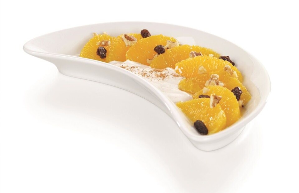 Denne friske appelsinsalaten med appelsin, valnøtter og vaniljekesam finner du på roede.com Denne friske appelsinsalaten med appelsin, valnøtter og vaniljekesam finner du på roede.com