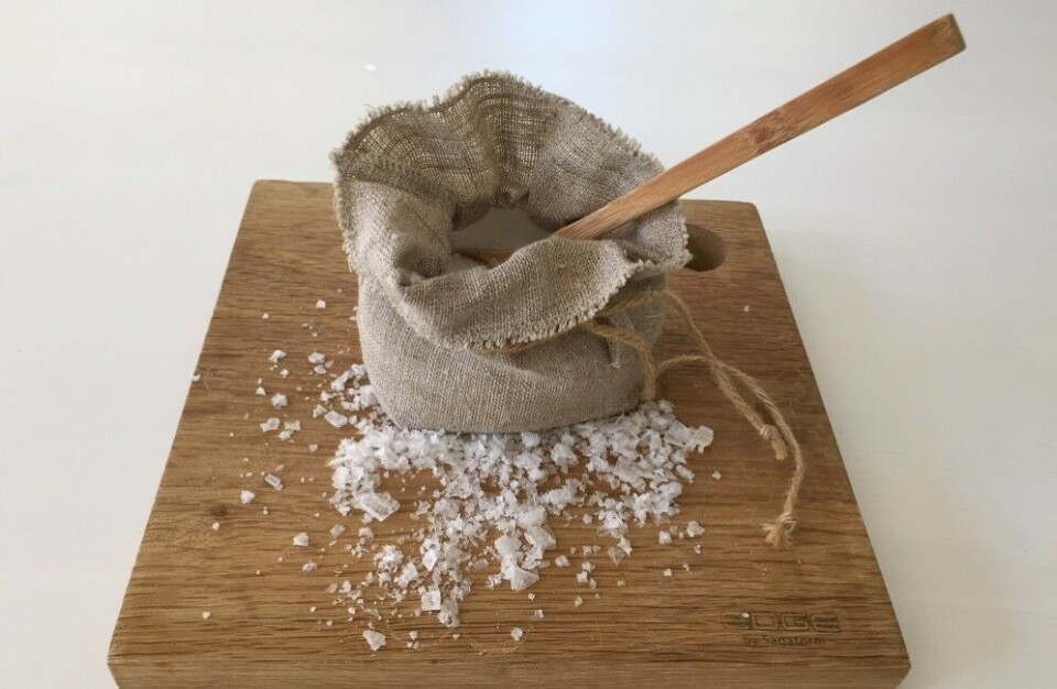 Et høyt saltforbruk kan bidra til at blodtrykket stiger.
Risiko for høyt blodtrykk
Grunnen til at vi ønsker å redusere på saltforbruket er fordi man ser en tydelig en sammenheng på at mindre salt i kostholdet gir en bedre folkehelse. Et høyt saltforbruk kan bidra til at blodtrykket stiger, og et høyt blodtrykk er igjen en risikofaktor for hjerneslag og utvikling av hjerteinfarkt. Om man har et mildt eller moderat forhøyet blodtrykk, kan kombinasjoner av et redusert saltinntak og mer fysisk aktivitet bidra til at man slipper å bruke medisiner. Stress er også en faktor for høyt blodtrykk, les våre 9 enkle råd for å stresse ned høyt blodtrykk.
Store og små grep for mindre salt i kostholdet
Det er ønskelig å få ned få ned saltforbruket i Norge og derfor er også Saltpartnerskapet etablert. Det er et samarbeid mellom matvarebransjen, serveringsbransjen, forskningsmiljøer og helsemyndighetene, og de har som hovedmål å redusere salt i bearbeidet mat. Allikevel må du som forbruker være bevisst på ditt eget inntak av salt.
Gi maten mer smak med hvitløk, chili, ingefær, friske eller tørkede krydderurter.
Våre råd for mindre salt i kostholdet
Jo renere råvarer, jo lettere er det å begrense mengden salt – så lag gjerne mat fra bunnen av
Dampkok grønnsakene i usaltet vann eller spis dem rå
Bruk friske eller frosne grønnsaker fremfor hermetiske
Velg nøkkelhullsmerkede matvarer – de inneholder mindre salt
Begrens bruken av de mest saltholdige ferdigproduktene
Bruk usaltet margarin eller olje til steking
Reduser saltmengden i kokevann til ris, pasta og potet
Reduser saltmengden i fiskevannet og erstatt med eddik, laurbærblader, pepperkorn og dill
Bruk syrlige smakssettere som sitron, eddik og vin i marinader, dressinger og sauser
Gi maten mer smak med hvitløk, chili, ingefær, friske eller tørkede krydderurter
Drikk vann som tørstedrikk – mineralvann kan være tilsatt salt
Bruk gjerne mineralsalt fremfor vanlig salt
Krydderblandinger har ofte høyt saltinnhold. Styr unna dem som har salt først på ingredienslisten
Se etter saltinnholdet på matvaren – og styr unna matvarer med mye salt
Strør du mye salt på maten?
Hvor mye salt du strør på maten er en vanesak. Det kan være lurt å smake på maten før du salter den, og tilsett litt salt om gangen. Om du gradvis reduserer saltinntaket, vil du etter hvert oppleve mindre behov for saltsmak i maten du spiser.
Gjør en liten investering i helsen din og venn deg til mindre salt.
Les også: Vi spiser dobbelt så mye salt som anbefalt!