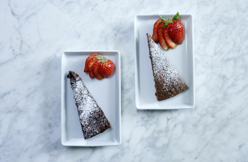 Enkel og smakfull sjokoladekake som kan pyntes med friske bær.