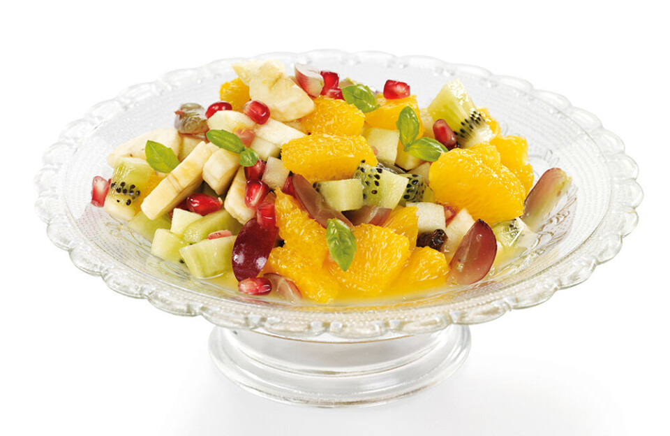 Frukt og bær som dessert og snacks
Lag en sunn og mager fruktsalat til dessert. Dersom du skal kose deg litt ekstra kan du servere med litt vaniljekesam eller lett-is, som for eksempel Easy isen fra Hennig-Olsen. Eller man kan skjære opp forskjellig frukt og servere det som snacks. Hva ser vel mer innbydende ut enn et stort fruktfat? Frukt og bær som dessert og snacks
Lag en sunn og mager fruktsalat til dessert. Dersom du skal kose deg litt ekstra kan du servere med litt vaniljekesam eller lett-is, som for eksempel Easy isen fra Hennig-Olsen. Eller man kan skjære opp forskjellig frukt og servere det som snacks. Hva ser vel mer innbydende ut enn et stort fruktfat?