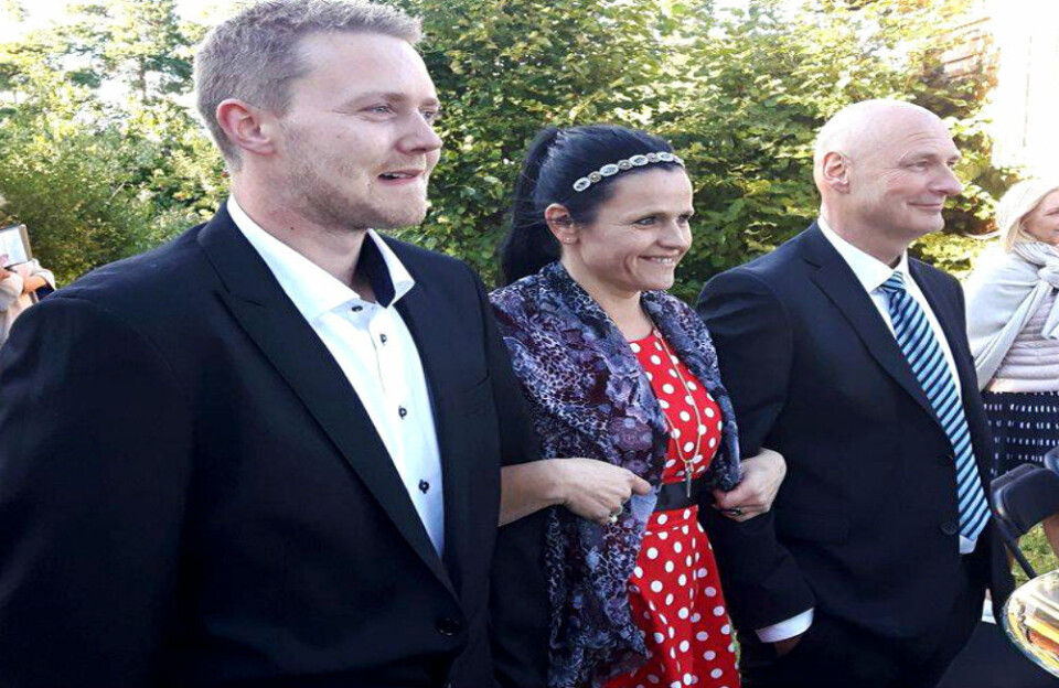 To nervøse malere, og jeg.. SÅ stolt av å kunne gå frem å motta pris med en deltaker i hver arm. To nervøse malere, og jeg.. SÅ stolt av å kunne gå frem å motta pris med en deltaker i hver arm.