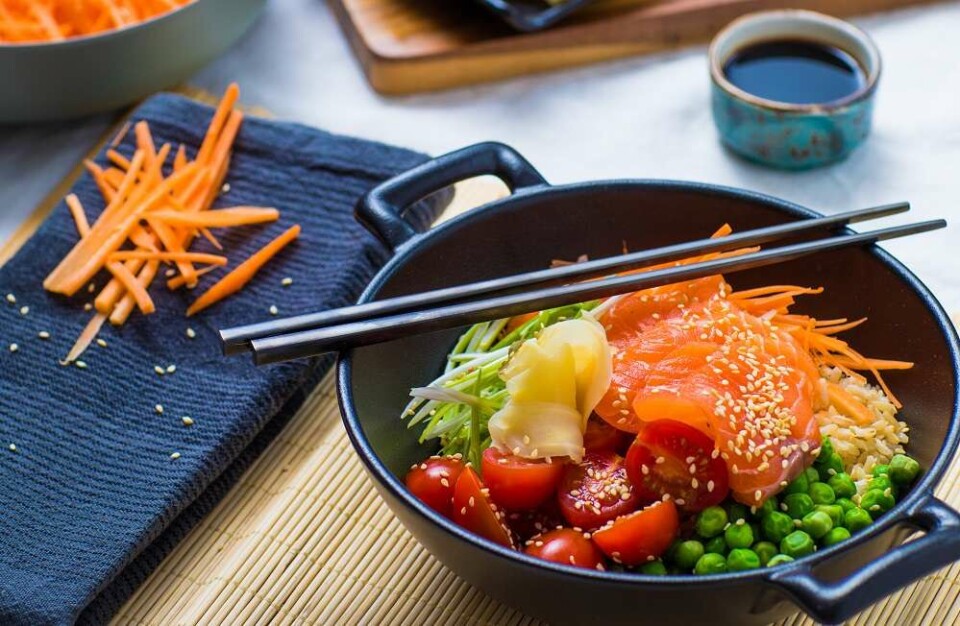 Sashimibowl med lakseloin, fullkornsris, syltet ingefær og ponzusaus. Sashimibowl med lakseloin, fullkornsris, syltet ingefær og ponzusaus.