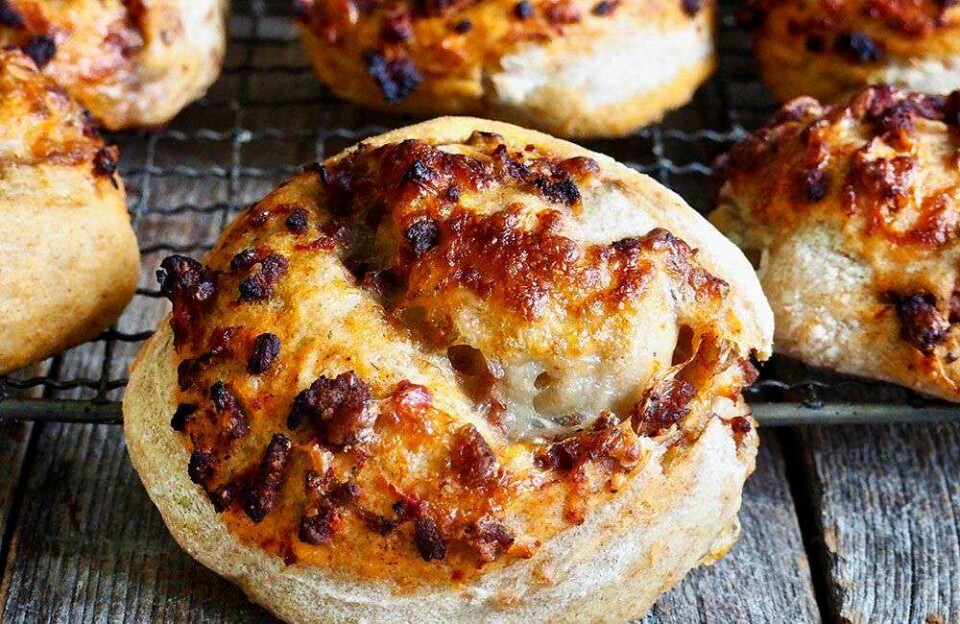 UT PÅ TUR: Sett en eltefri deig kvelden før så går det raskt å bake PIZZASNURRER til turmaten. UT PÅ TUR: Sett en eltefri deig kvelden før så går det raskt å bake PIZZASNURRER til turmaten.