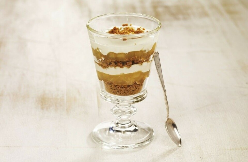 Hvis noen av pepperkakene knuses eller blir ødelagte i stekingen, ikke fortvil – da kan du bruke de i denne enkle desserten♥
Kom i skikkelig julestemning – ta deg tid til å nyte med en aldri så liten trall..
Når en pepperkakebaker baker pepperkakekaker
tar han først en stekegryte og en kilo margarin.
Oppi gryta smelter smøret,
og det neste han må gjøre
er å røre sammen smøret og en kilo med farin.
– farin er det samme som sukker!
Husk at du finner flere oppskrifter til julebaksten på Roedekjøkkenet
Happy baking! Hvis noen av pepperkakene knuses eller blir ødelagte i stekingen, ikke fortvil – da kan du bruke de i denne enkle desserten♥
Kom i skikkelig julestemning – ta deg tid til å nyte med en aldri så liten trall..
Når en pepperkakebaker baker pepperkakekaker
tar han først en stekegryte og en kilo margarin.
Oppi gryta smelter smøret,
og det neste han må gjøre
er å røre sammen smøret og en kilo med farin.
– farin er det samme som sukker!
Husk at du finner flere oppskrifter til julebaksten på Roedekjøkkenet
Happy baking!