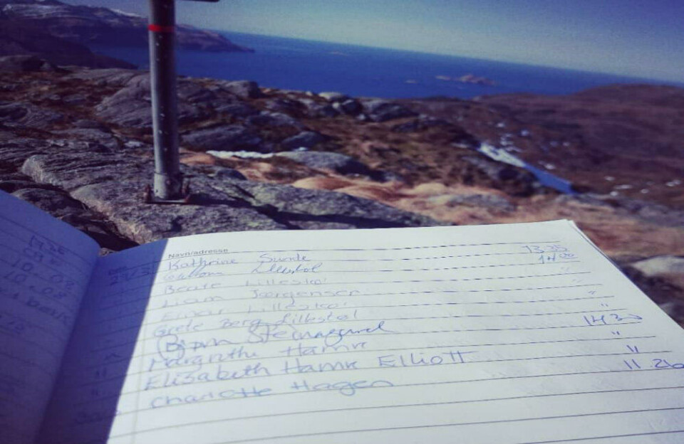 Det er ektra stas å skrive navnet sitt i turboken. I Måløy er det slik at man ofte vet hvem andre er, så de fleste navnene drar man kjensel på. Det er ektra stas å skrive navnet sitt i turboken. I Måløy er det slik at man ofte vet hvem andre er, så de fleste navnene drar man kjensel på.