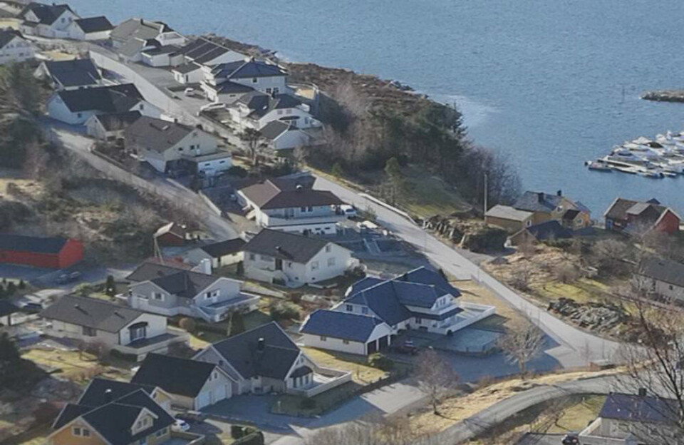 Det hvite huset, midt i bildet, er mitt barndomshjem. Det hvite huset, midt i bildet, er mitt barndomshjem.