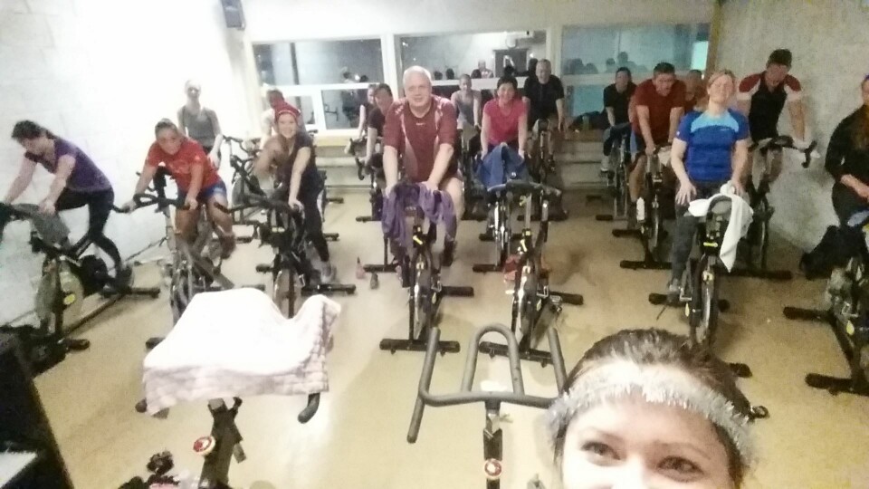 Spinning er god oppvarming. Dette bilde er fra julespinning på Klæbu Treningssenter. Mange av deltakerne ble med på en styrkeøkt etter spinningtimen.