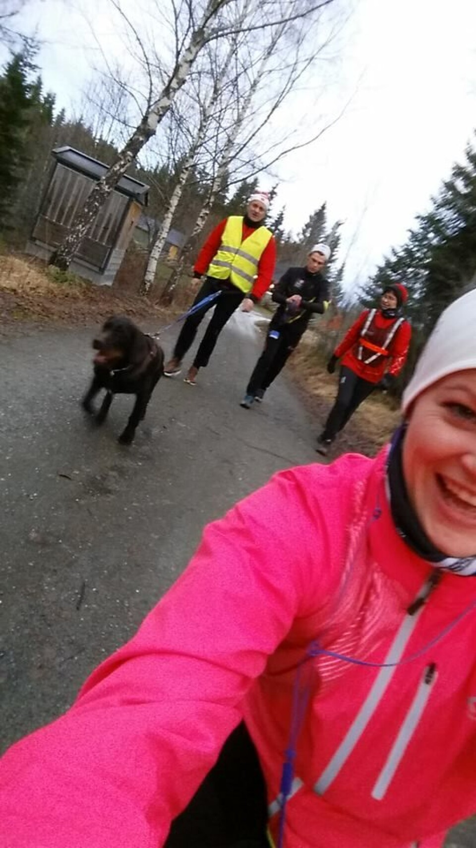 Gå rask gåtur med familien Telebond er også fin oppvarming før en styrkeøkt. Denne høstdagen starter med en god gåtur før jeg trente styrke på verandaen til mine foreldre.