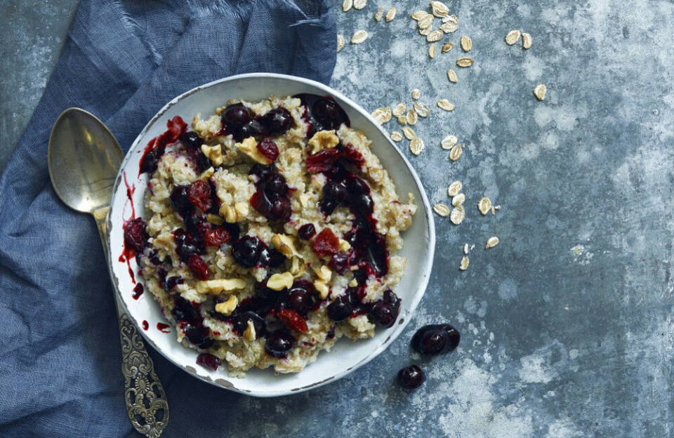 Lag en smakfull og næringsrik grøt til frokost av rug og quinoa, og topp den med nøtter og bær. Smaker veldig godt og holder deg mett lenge. Foto: Inkognito