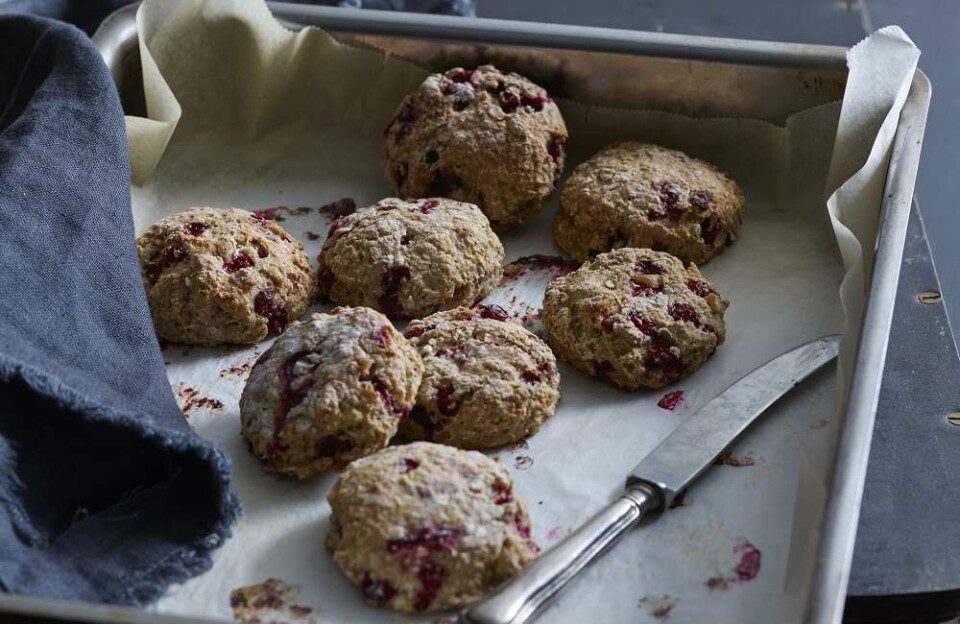Grove scones med valnøtter og tyttebær.
Du kan se flere gode oppskrifter med nøtter her.
TIPS! Ta med deg en “nødboks” med nøtter som du kan spise som et mellommåltid – slik at du ikke går på en sukkersmell.
Sjekk ditt kolesterol, gå inn på “Mitt kolesterol”, lik og del dette viktige budskapet!
Du kan teste om du er i risikosonen her.
Hjerte-og karsykdommer er en av folkesykdommene som krever flest liv i Norge. En av risikofaktorene for hjerteinfarkt er høyt kolesterol. Nasjonale faglige retningslinjer anbefaler derfor at personer over 40 år sjekker kolesterolet sitt. Det er enkelt å sjekke kolesterol og små endringer i kosthold og livsstil kan bety mye for å forebygge hjertesykdom. Dette ønsker Amgen og Roede minne om gjennom kampanjen #kolesterolsjekken. Sammen ønsker vi å bidra til bedre helse i befolkningen. Grove scones med valnøtter og tyttebær.
Du kan se flere gode oppskrifter med nøtter her.
TIPS! Ta med deg en “nødboks” med nøtter som du kan spise som et mellommåltid – slik at du ikke går på en sukkersmell.
Sjekk ditt kolesterol, gå inn på “Mitt kolesterol”, lik og del dette viktige budskapet!
Du kan teste om du er i risikosonen her.
Hjerte-og karsykdommer er en av folkesykdommene som krever flest liv i Norge. En av risikofaktorene for hjerteinfarkt er høyt kolesterol. Nasjonale faglige retningslinjer anbefaler derfor at personer over 40 år sjekker kolesterolet sitt. Det er enkelt å sjekke kolesterol og små endringer i kosthold og livsstil kan bety mye for å forebygge hjertesykdom. Dette ønsker Amgen og Roede minne om gjennom kampanjen #kolesterolsjekken. Sammen ønsker vi å bidra til bedre helse i befolkningen.
