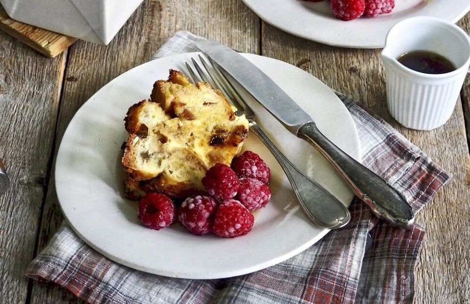 Lurer du på hva du kan bruke brødrester til? Arme riddere (French toast) med bringebær er et godt alternativ – her fra boken “Eltefri bakst”.