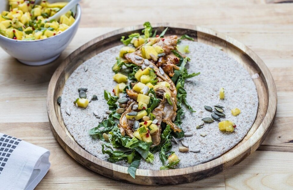 Pulled kylling med mangosalsa og tortillalefse.
Dette trenger du til 4 porsjoner
300 g kyllinglår, rå
2 ss ketchup
½ ts paprikapulver
½ ss soyasaus
½ ss honning
¼ ts salt
Mangosalsa
½ stk mango
½ stk agurk
1 stk vårløk
¼ stk chili
¼ bunt koriander
¼ stk sitron
Tilbehør
60 g tortilla, wraps fullkorn, toro
200 g hjertesalatette trenger du til 4 porsjoner
Slik gjør du
Sett ovnen på 220 °C varmluft. Bland sammen krydder, salt, ketsjup, soya, honning og salt. Gni kyllinglårene inn med marinaden og legg dem i en ildfast form. Sett formen i ovnen og bak i omtrent 30-35 minutter, kyllingen er gjennomstekt. La kyllingen hvile i 5 minutter før du tar av skinnet og renser kjøttet fra beinet med gaffel. Server kjøttet med marinaden ved siden av. Kutt mango og agurk i biter, finhakk vårløk og chili, og grovhakk koriander. Bland det sammen i en skål og smak til med lime, salt og evt Tabasco.Skyll hjertesalaten i kaldt vann og tørk den på et kjøkkenpapir. Kutt eller riv i mindre biter og ha over i en salatbolle. Ha tortillalefsene i aluminiumsfolie og varm dem i ovnen i 5–6 minutter. Evt kan du varme opp tortillalefsene i mikrobølgeovnen. Server pulled kyllinglår i tortillalefse med hjertesalat, mangosalsa, ristede frømiks og resten av marinaden.
Tips: Pakk lefsene inn i aluminiumsfolie hvis du skal på tur!
Her finner du flere andre gode og spennende wraps oppskrifter.
Energibarer som turmat
Ønsker du en sunn müslibar kan vi anbefale vår hjemmelagde müslibar med tranebær. Havregryn og frø gjør denne baren til et mettende mellommåltid.
Müslibar med tranebær.
Dette trenger du til 16 barer
300 g havregryn
1 dl sesamfrø
½ dl solsikkefrø
½ dl linfrø
2 dl tranebær
4 ss flytende honning
3 ss olje
½ dl appelsinsaft
2 dl vann
1 ts kanel
½ ts salt
Slik gjør du
Kok opp vann, honning, appelsinsaft, olje, salt og kanel i en gryte. Bland inn havregryn, sesamfrø, solsikkefrø og tranebær, og bland godt. La alt stå på svak varme i 10 minutter til alt virker tykt og seigt. Det er viktig at alt blir godt oppvarmet i gryten før massen legges i form. Ha müslimassen over i en bakepapirkledd brødform. La formen stå i romtemperatur for avkjøling.Når massen er stivnet skjæres den i staver (16 biter). Oppbevar barene i kjøleskap!
Da er det bare å legge ut på tur i sommer og i høst.
Du vil ikke angre, men leve lenge på opplevelsene og roen friluft bærer med seg! Pulled kylling med mangosalsa og tortillalefse.
Dette trenger du til 4 porsjoner
300 g kyllinglår, rå
2 ss ketchup
½ ts paprikapulver
½ ss soyasaus
½ ss honning
¼ ts salt
Mangosalsa
½ stk mango
½ stk agurk
1 stk vårløk
¼ stk chili
¼ bunt koriander
¼ stk sitron
Tilbehør
60 g tortilla, wraps fullkorn, toro
200 g hjertesalatette trenger du til 4 porsjoner
Slik gjør du
Sett ovnen på 220 °C varmluft. Bland sammen krydder, salt, ketsjup, soya, honning og salt. Gni kyllinglårene inn med marinaden og legg dem i en ildfast form. Sett formen i ovnen og bak i omtrent 30-35 minutter, kyllingen er gjennomstekt. La kyllingen hvile i 5 minutter før du tar av skinnet og renser kjøttet fra beinet med gaffel. Server kjøttet med marinaden ved siden av. Kutt mango og agurk i biter, finhakk vårløk og chili, og grovhakk koriander. Bland det sammen i en skål og smak til med lime, salt og evt Tabasco.Skyll hjertesalaten i kaldt vann og tørk den på et kjøkkenpapir. Kutt eller riv i mindre biter og ha over i en salatbolle. Ha tortillalefsene i aluminiumsfolie og varm dem i ovnen i 5–6 minutter. Evt kan du varme opp tortillalefsene i mikrobølgeovnen. Server pulled kyllinglår i tortillalefse med hjertesalat, mangosalsa, ristede frømiks og resten av marinaden.
Tips: Pakk lefsene inn i aluminiumsfolie hvis du skal på tur!
Her finner du flere andre gode og spennende wraps oppskrifter.
Energibarer som turmat
Ønsker du en sunn müslibar kan vi anbefale vår hjemmelagde müslibar med tranebær. Havregryn og frø gjør denne baren til et mettende mellommåltid.
Müslibar med tranebær.
Dette trenger du til 16 barer
300 g havregryn
1 dl sesamfrø
½ dl solsikkefrø
½ dl linfrø
2 dl tranebær
4 ss flytende honning
3 ss olje
½ dl appelsinsaft
2 dl vann
1 ts kanel
½ ts salt
Slik gjør du
Kok opp vann, honning, appelsinsaft, olje, salt og kanel i en gryte. Bland inn havregryn, sesamfrø, solsikkefrø og tranebær, og bland godt. La alt stå på svak varme i 10 minutter til alt virker tykt og seigt. Det er viktig at alt blir godt oppvarmet i gryten før massen legges i form. Ha müslimassen over i en bakepapirkledd brødform. La formen stå i romtemperatur for avkjøling.Når massen er stivnet skjæres den i staver (16 biter). Oppbevar barene i kjøleskap!
Da er det bare å legge ut på tur i sommer og i høst.
Du vil ikke angre, men leve lenge på opplevelsene og roen friluft bærer med seg!