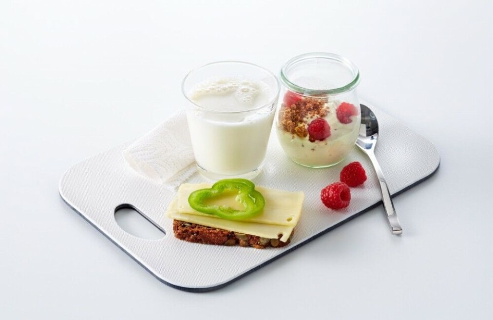 Foto: melk.no
Forslag 2 – 196 kcal
1 kaffe latte på lettmelk (2 dl) – 82 kcal
1 glass mager melk (1.5 dl) – 57 kcal
2 skiver lettere gulost – 53 kcal
Foto: melk.no
Forslag 3 – 182 kcal
1 glass mager melk (1.5 dl) – 57 kcal
1 beger Skyr appelsin og mango – 94 kcal
20 g mager smøreost – 31 kcal
3 om dagen – en enkel måte å få i seg nok kalsium på.
Derfor bør du velge magert
For å redusere inntaket av mettet fett, anbefaler vi at du velger magre meieriprodukter, samt at du ikke bruker alle tre porsjonene på ost. Dersom du ikke drikker melk, anbefaler vi deg å likevel variere mellom yoghurt, ost og andre meieriprodukter, siden også lettere ost inneholder mer mettet fett enn øvrige magre meieriprodukter.
Dersom du ikke er bevisst på å velge magre meieriprodukter, eller be om lettmelk når du kjøper kaffe latte, er det fort gjort å overstige 200 kcal. Her er et eksempel:
3 om dagen med helfete produkter – 307 kcal
1 lite beger helfet yoghurt – 123 kcal
2 skiver helfet ost – 68 kcal
1 kopp kaffe latte på helmelk (2 dl) – 116 kcal
Cottage cheese inneholder mindre kalsium enn andre meieriprodukter og er derfor ikke det beste valget for å dekke ditt daglige kalsiumbehov.
Foto: melk.no
Kalsium er viktig hele livet
Kalsium er viktig for et sterkt skjelett. Skjelettet fornyes hele tiden, så for å sikre at det holder seg sterkt, er det viktig å få i seg nok kalsium hele livet. Uansett hvor langt du er i livet, er det aldri for sent å begynne å styrke skjelettet. Pass derfor på at du får i deg de anbefalte mengdene med kalsium – hver dag.
Se flere oppskrifter som kan både friste og hjelpe deg med dietten