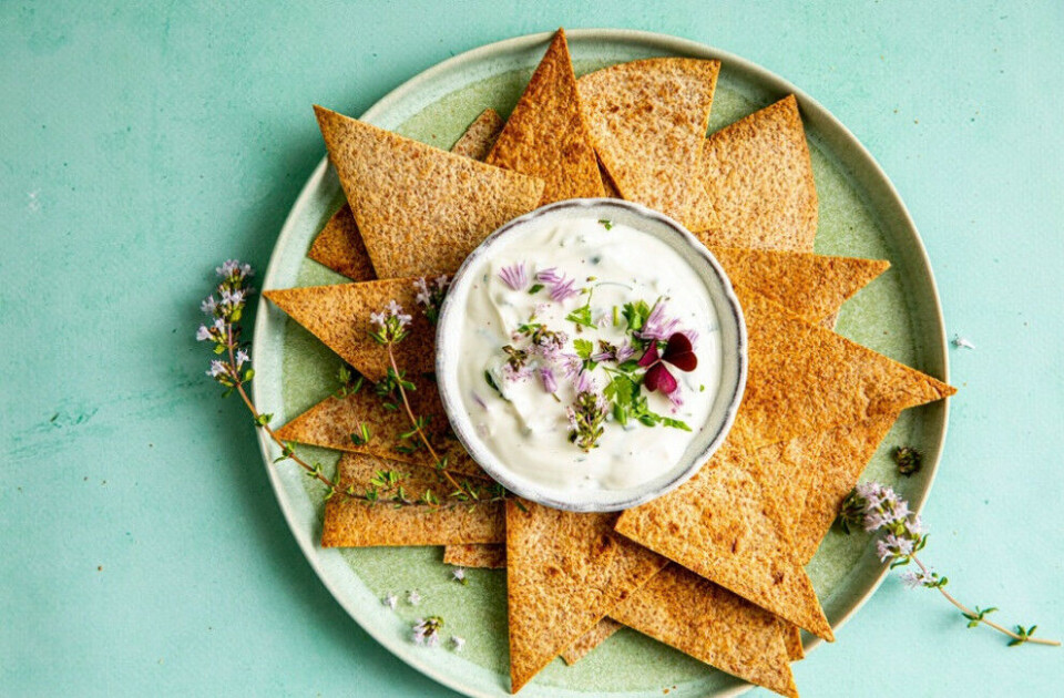 Hjemmelaget tortillachipos med urtedip – her har jeg blandet både finhakket timian, koriander, kjørvel, gressløk for å nevne noen.