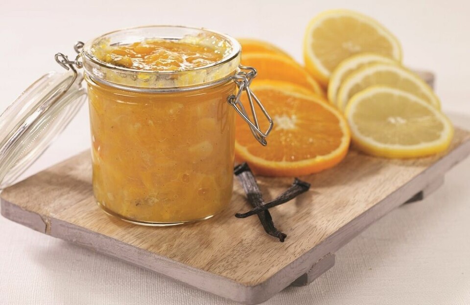 HJEMMELAGET APPELSINMARMELADE: En rask og enkel appelsinmarmelade smakt til med vanilje.
