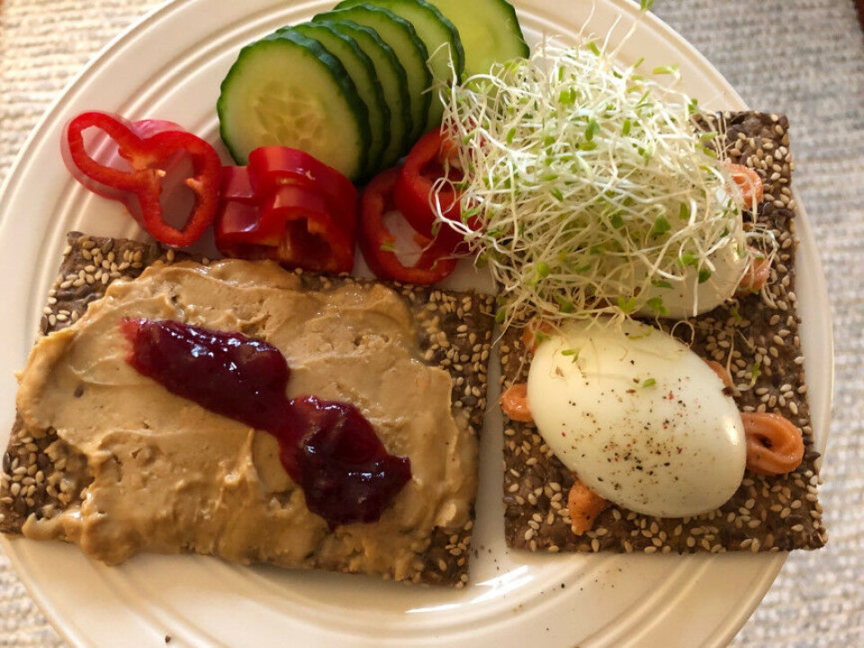 Knekkebrødlunsj med variert pålegg du liker og raust med grønnsaker gir en næringsrik lunsj.