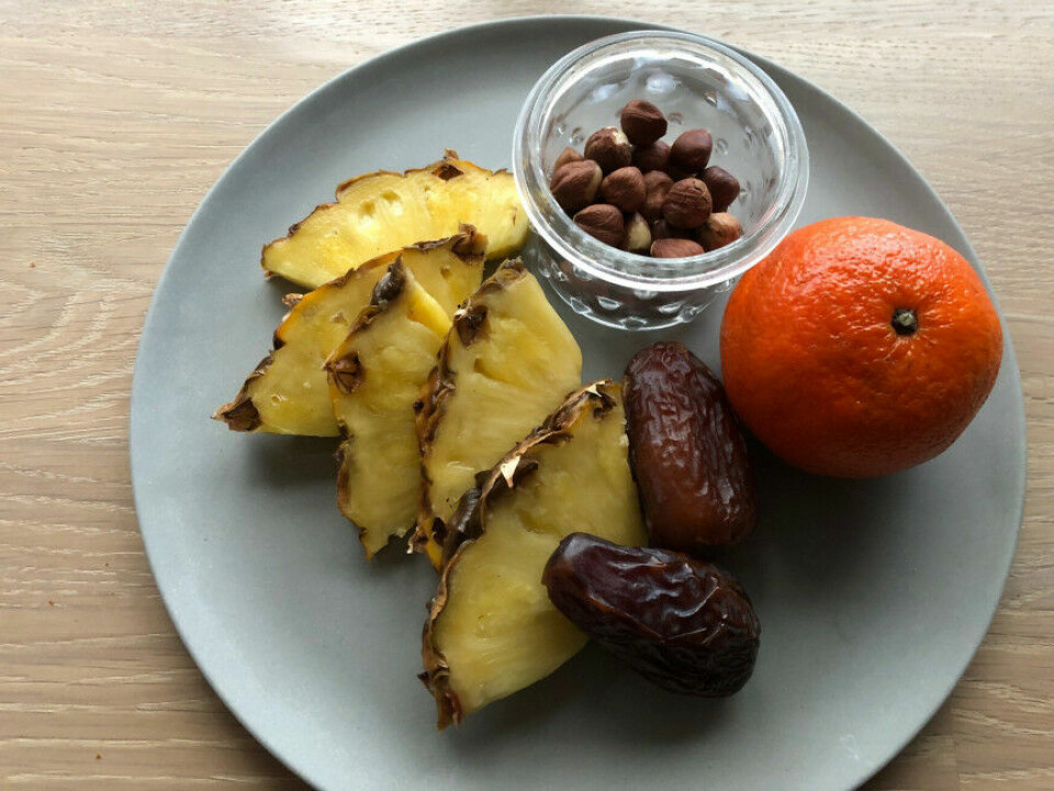 Lag deg et “snacks-fat” med litt frukt og nøtter.