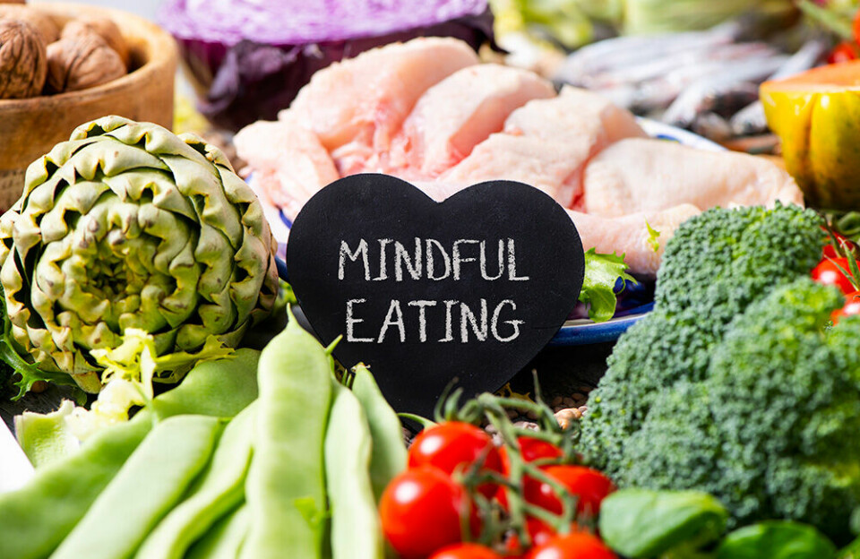 Mindful eating innebærer å være mer bevisst og lytte til våre behov som kan lede oss til en ny måte å spise på.