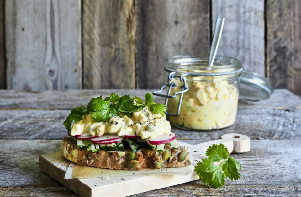 PÅLEGGSSALAT: Et frisk og godt alternativ til 17. maifrokosten. Lage din egen sunne variant, slik som denne eggesalaten fra boken Eltefri bakst. Foto: Ina Janine Johnsen.